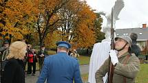 Rumunský letec Gheorghe Bănciulescu (1898-1935) byl první pilot na světě, který vzlétl s protézami místo nohou. Pomník v rýmařovské nemocnici připomíná tým dr. Julia Boeseho, který na podzim roku 1926 pilotovi zachránili život.