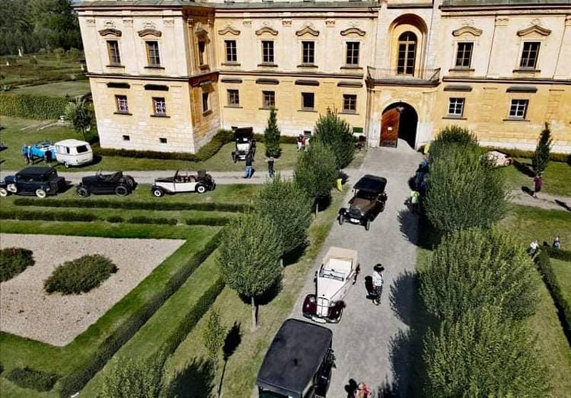 Zámek Slezské Rudoltice je fotogenické místo. To už dávno zjistil Zdeněk Caisberger, který jako pilot dronu zaznamenává krásy zámku ze všech stran.