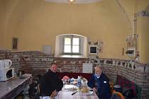 V HOLČOVICÍCH se setkali v sakristii šéf party řemeslníků Jan Pečinka a farář Pavel Zachrla. Byla radost naslouchat jejich povídání o kostelech, které tak dobře znají.