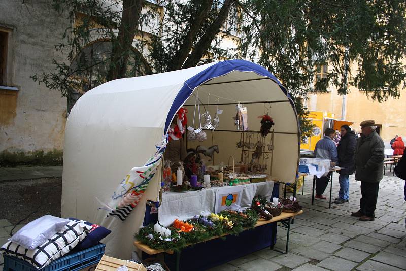 Kateřinské trhy na zámku ve Slezských Rudolticích letos provázelo obzvlášť nevlídné počasí. Promrzlí stánkaři co chvíli museli zvedat poutače povalené větrem nebo spravovat utrženou plachtu.