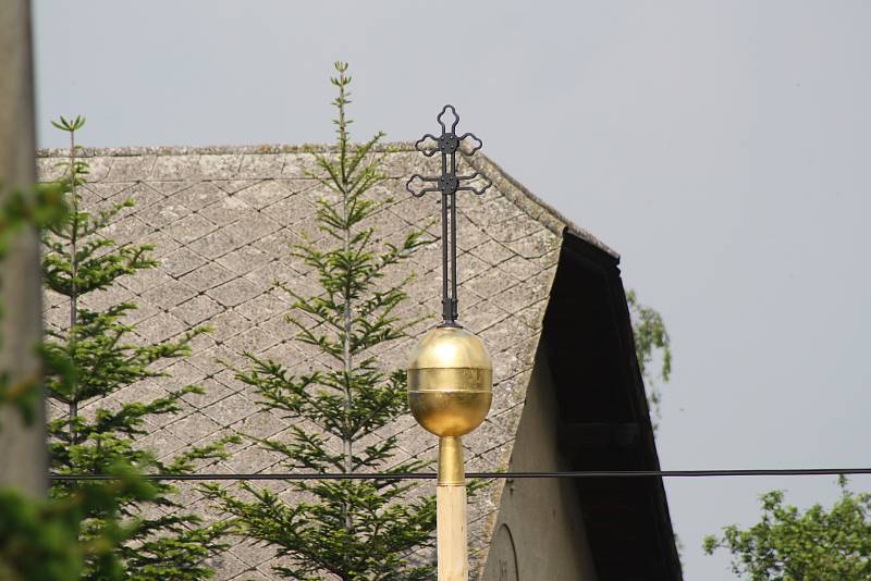 Kostel v Hlince od soboty 12. května už má stejnou báň, jaká tu bývala před válkou. Sundávání jehlanu a zvedání báně byly atrakce, které si nikdo nechtěl nechat ujít.