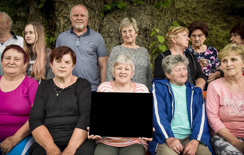 Sousedé se sešli pod tisíciletou Janovskou lípou, aby ji podpořili v soutěži Strom roku.