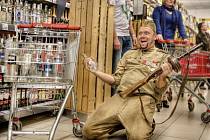 U nakupujících vyvolával komik Miloš Knor v uniformě sovětského vojáka zděšení, u jiných salvy smíchu. Ruský voják v jeho podání je symbolem květnového osvobození v roce 1945.