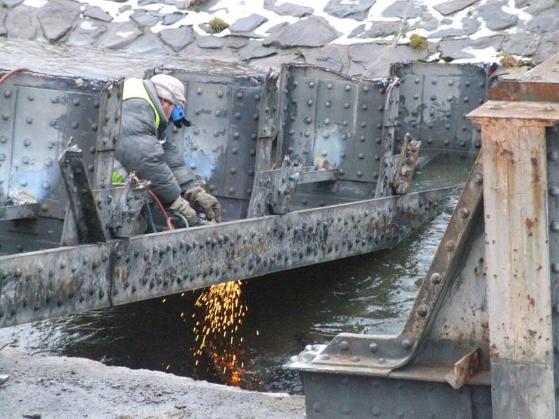 Železniční most Miluji Pepu byl poslední vzpomínkou na trať z Krnova do Hlubčic. Byl zbourán kolem roku 2010.