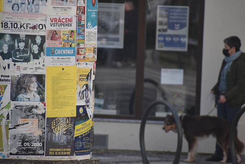 Uvnitř veřejných budou už jsou respirátory samozřejmostí. V centru Krnova se s nimi stále častěji můžeme setkat také venku. 25. února 2021.