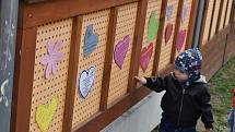 Učitelé krnovské školy napsali žákům na plot vzkazy, jak moc se jim po nich stýskalo.