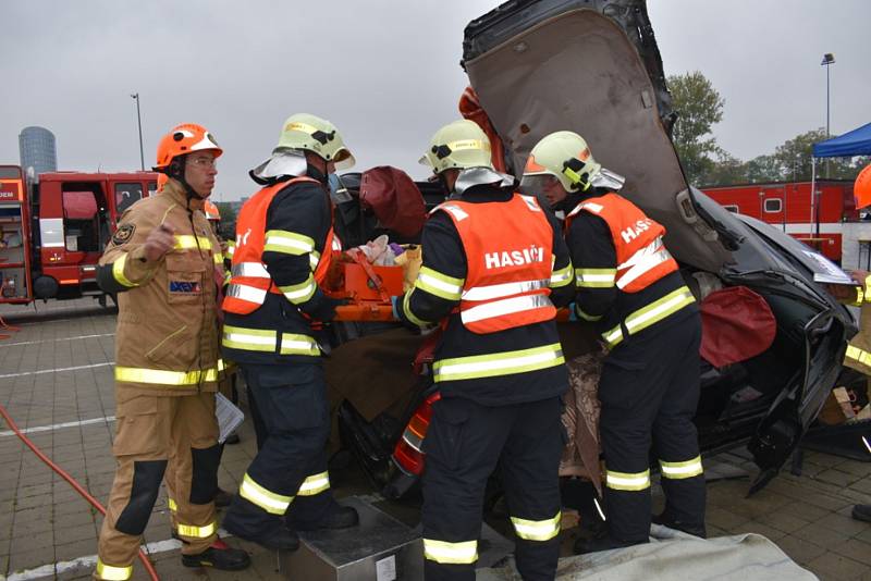 Dobrovolní hasiči z Vrbna pod Pradědem reprezentovali Moravskoslezský kraj v celorepublikové soutěži ve vyprošťování  osob z vraku auta. Foto: Andrea Martínková