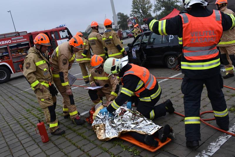 Dobrovolní hasiči z Vrbna pod Pradědem reprezentovali Moravskoslezský kraj v celorepublikové soutěži ve vyprošťování  osob z vraku auta. Foto: Andrea Martínková