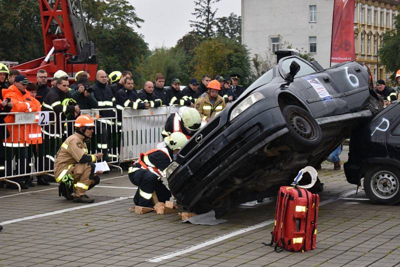 Dobrovolní hasiči z Vrbna pod Pradědem reprezentovali Moravskoslezský kraj v celorepublikové soutěži ve vyprošťování osob z vraku auta.