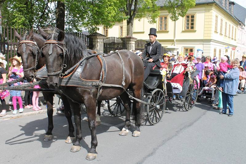 Studentům patřilo v pátek 15. května centrum Bruntálu. Zejména těm, kteří si pořídili vlastní pokrývku hlavy, protože šlo o Kloboukový majáles.