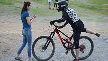 Bikepark Kopřivná v Jeseníkách pojal zahájení sezony jako zábavnou show pro celou rodinu.