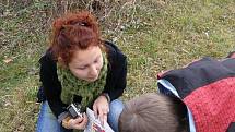 Sdružení Arnika spolu z dětmi ze Základní školy v Břidličné odebralo usazeniny z tamního potoka Polička. Pátrali po pesticidech z polí. 
