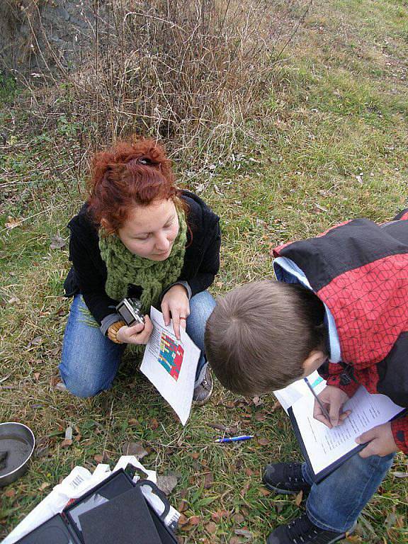 Sdružení Arnika spolu z dětmi ze Základní školy v Břidličné odebralo usazeniny z tamního potoka Polička. Pátrali po pesticidech z polí. 