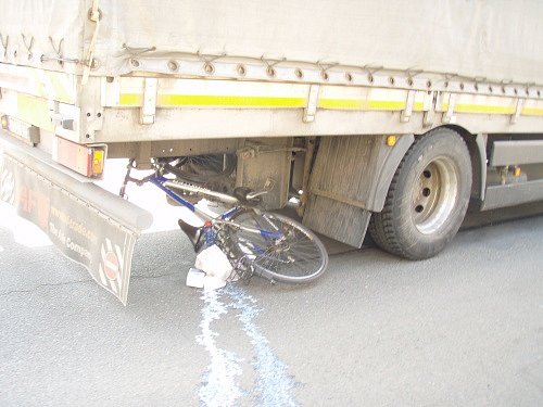 Nehoda v krnovské části Pod Cvilínem se stala po jedenácté hodině. Nákladní automobil se střetl s cyklistkou, vezoucí mléko, její kolo skončilo pod vozidlem.