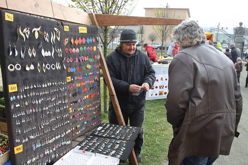 Kateřinské trhy na zámku ve Slezských Rudolticích letos provázelo obzvlášť nevlídné počasí. Promrzlí stánkaři co chvíli museli zvedat poutače povalené větrem nebo spravovat utrženou plachtu.