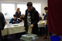 Ve volební místnosti v klubovně školní tělocvičny ve Městě Albrechticích to zatím vypadá, že přijde více voličů než v prvním kole.