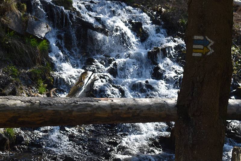 Nejdostupnější vodopád je v Karlově Studánce hned vedle parkoviště. Byl postaven koncem 19. století pro potěšení lázeňských hostů.