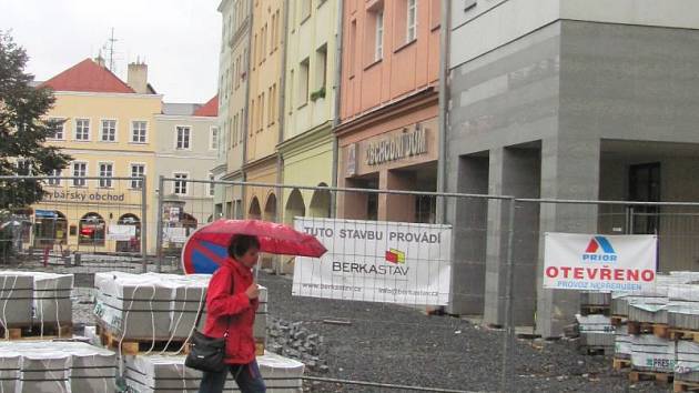 Prior obehnaný staveništěm zákazníky moc neláká. Obchodníci si zoufají a teď se navíc dozvěděli, že firmě došel materiál a rozkopané staveniště tu zůstane ještě pár měsíců. Město Krnov a firma Berkastav teprve zjišťují, kdo za to nese zodpovědnost.