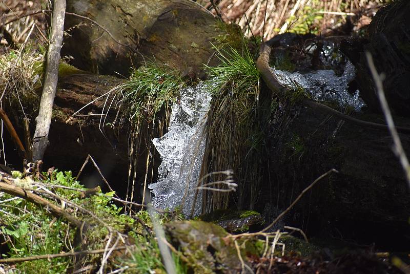 Udělejte si někdy výlet kolem náhonu, který přivádí vodu pro umělý vodopád v Karlově Studánce.