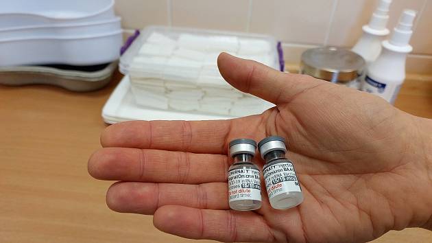 Očkovací centrum krnovské nemocnice vede lékařka  Marie Žaloudíková. Pro zájemce o posilovací dávku je zde k dispozici vylepšenou očkovací látka Omicron BA4-5 společnosti Pfizer.