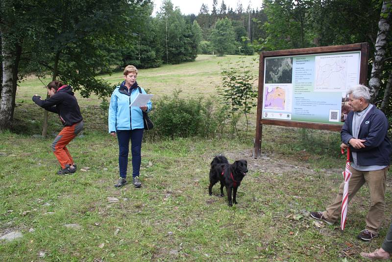 Obec Petrovice uspořádala slavnost u pramene Pod Gajerem, který odborníci monitorují už padesát let. Upozorňuje na něj nová infotabule.