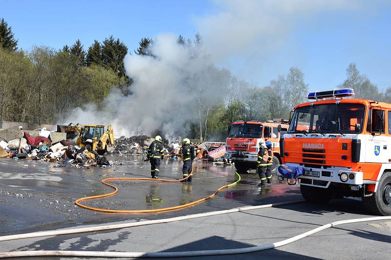 Sběrný dvůr v Rýmařově ve čtvrtek 7. května zasáhl požár.