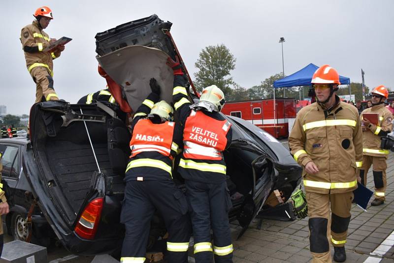 Dobrovolní hasiči z Vrbna pod Pradědem reprezentovali Moravskoslezský kraj v celorepublikové soutěži ve vyprošťování  osob z vraku auta. Foto: Andrea Martínková