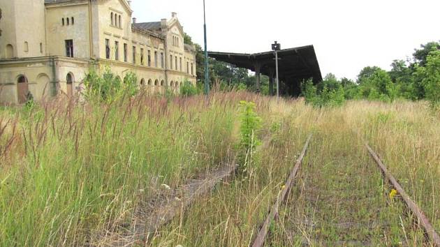 Zrušená polská trať z Hlubčic do Raclawic láká fanoušky železnic i české sběrové zloděje. Bylo by možné na ní obnovit provoz nebo ji částečně využít k prodloužení Osoblažky do Polska.