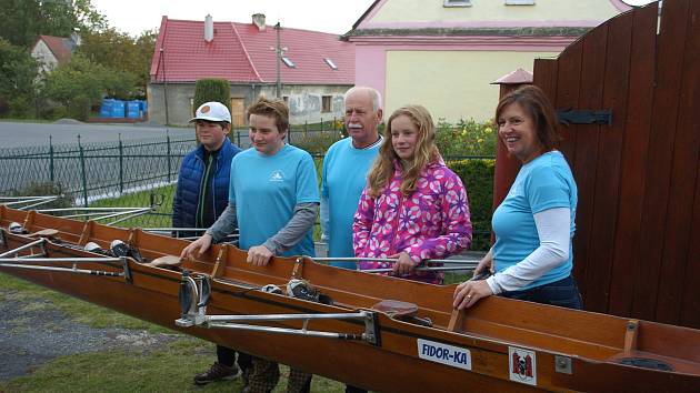 Členové Veslařského klub Slezská Harta pokřtili tři lodě, které klub letos získal.