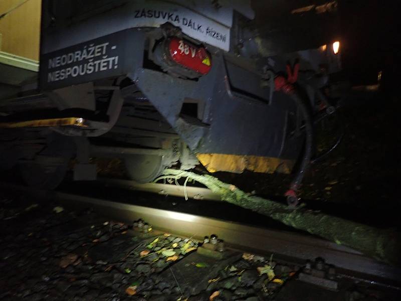 Ranní vlak ve středu u Zátoru najel na menší strom, který vítr shodil na koleje. Provoz na trati do Krnova bylo nutné zastavit a přivolat hasiče, ale větší škoda nevznikla.