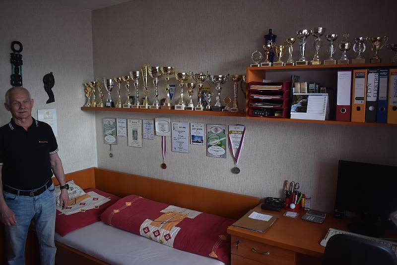 Tyto trofeje Antonín Petroš z Bruntálu vybojoval v uplynulých patnácti letech na tenisových kurtech. Při boji s covidem si sáhl až na dno svých sil.