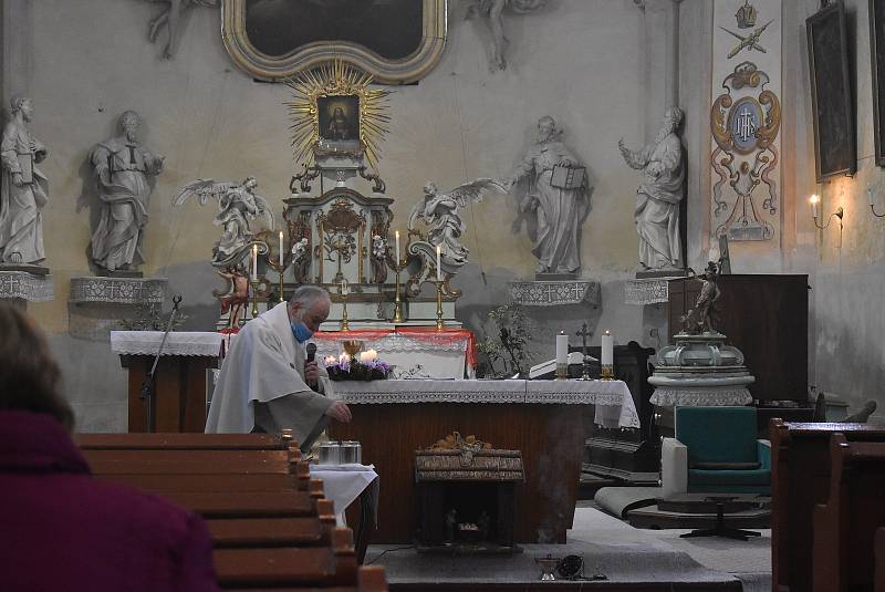 Farář Pavel Zachrla pojal liturgický obřad žehnání vody, kadidla a křídy velmi didakticky.