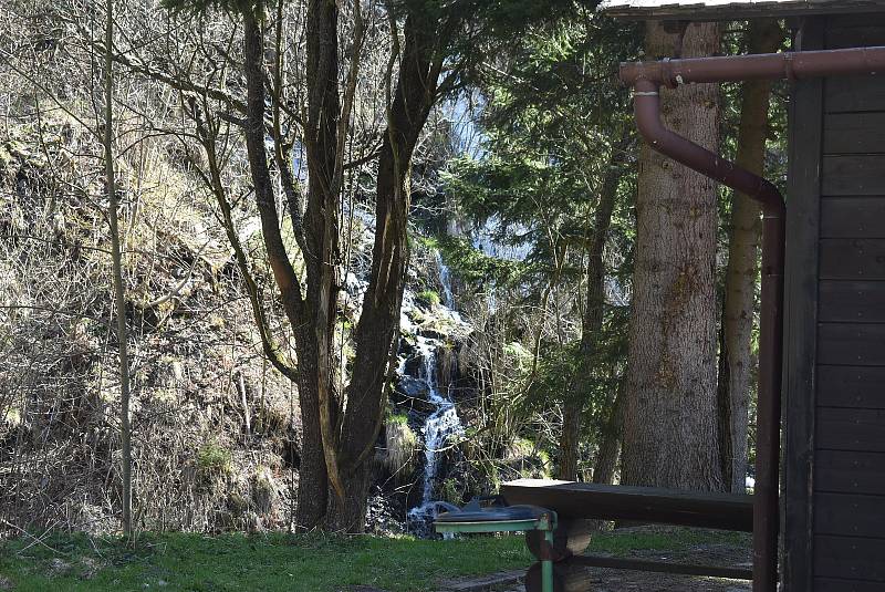 Nejdostupnější vodopád je v Karlově Studánce hned vedle parkoviště. Byl postaven koncem 19. století pro potěšení lázeňských hostů.