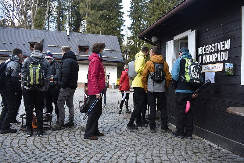 Nejdostupnější vodopád je v Karlově Studánce hned vedle parkoviště. Byl postaven koncem 19. století pro potěšení lázeňských hostů.