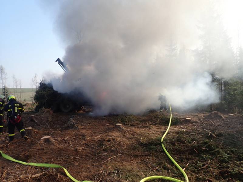 Harvestor v lesích u Lomnice začal hořet kvůli technické závadě.