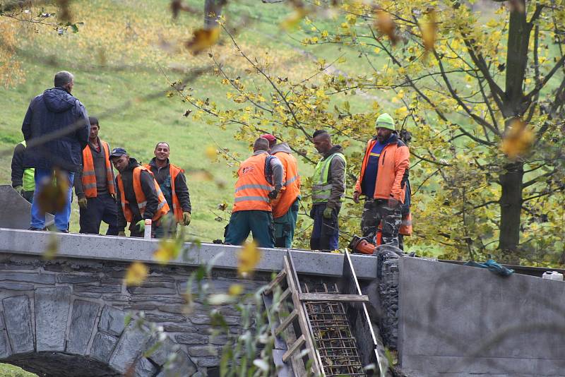 Trať z Bruntálu do Malé Morávky už má za sebou opravy železničního svršku, železničních přejezdů, mostů a propustků.