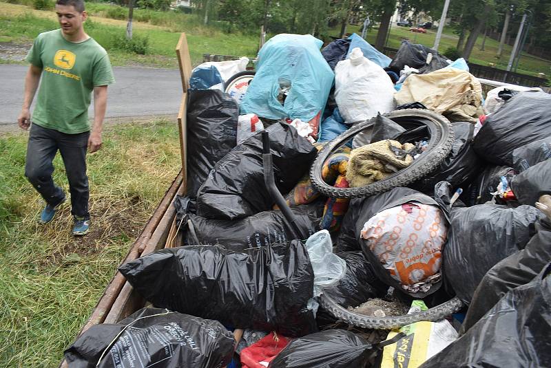 Mezinárodní workcamp v bývalém hraběcím pivovaru v Janovicích u Rýmařova. Červenec 2021.