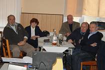 SETKÁNÍ po padesáti letech ve Svobodných Heřmanicích proběhlo 17. února. Na  projekty Permon vzpomínali Jan Josef Dvořáček a Magda Dvořáčková (vlevo) a Ivan Kratochvíl s Miroslavem Lošákem (vpravo). Mezi nimi uprostřed sedí sponzor setkání Milan Gajdošík.
