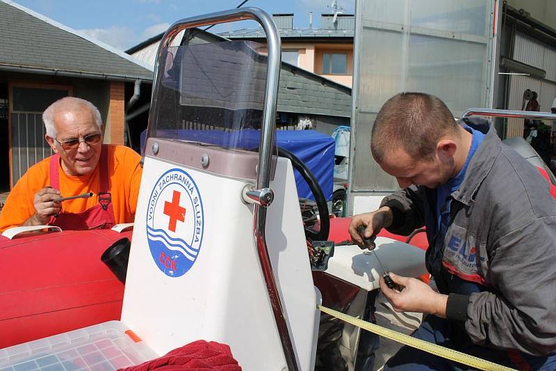 Sezona vodním záchranářům právě začala. Jsou připraveni pomoct lidem, kteří se ocitnou na Slezské Hartě v nouzi.