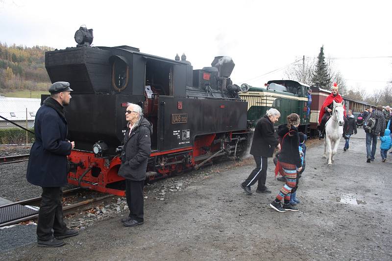 Svatý Martin na svém běloušovi Omarovi přijel na nádraží v Třemešné. Připil si vínem s výletníky, kteří se vydali parním vlakem na Svatomartinské hody do Bohušova.