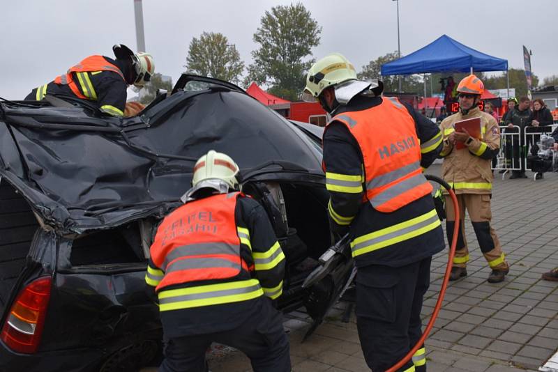 Dobrovolní hasiči z Vrbna pod Pradědem reprezentovali Moravskoslezský kraj v celorepublikové soutěži ve vyprošťování  osob z vraku auta. Foto: Andrea Martínková