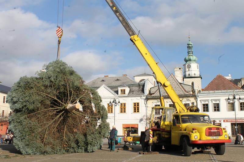 Osazení vánočního stromu na náměstí Míru v Bruntále.