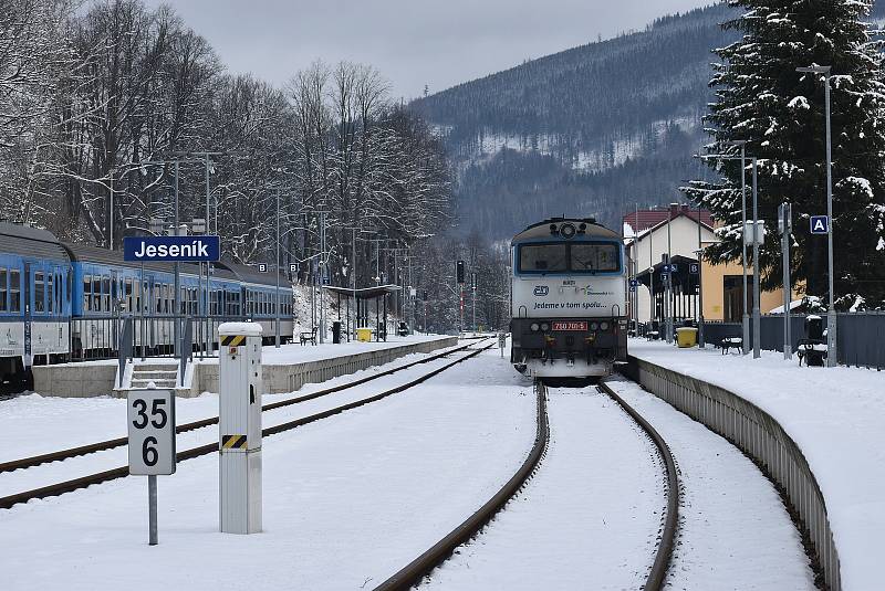 Nádraží v Jeseníku má dnes naprosto stejné sloupy jako nádraží v Housatech. Shoduje se vchod do restaurace, kolejiště v zatáčce i svahy v pozadí.