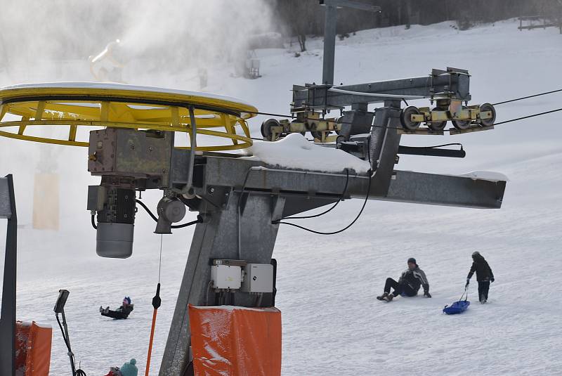 Vlekaři v Jeseníkách stále zasněžují  a příroda jim pomáhá. Ski areál Kopřivná v Malé Morávce zahájí zimní sezonu v pátek 10.12. v 18 hodin večerním lyžováním.