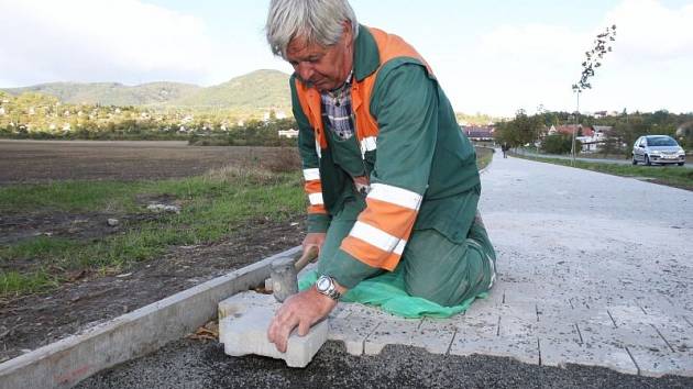 Třemi Studněmi projede denně tisícovka aut. V obci chtějí ochránit chodce