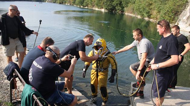 Potápěči z řad policistů a báňských záchranářů uspořádali společné cvičení ve Svobodných Heřmanicích v zatopeném lomu Šifr. Navzájem si půjčovali své vybavení a testovali, zda jsou jejich týmy kompatibilní.