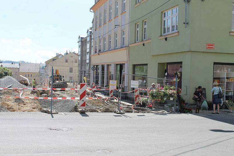 Rekonstrukce náměstí Míru v Rýmařově. Kvůli prvním objevům v Radniční ulici archeologové zastavili stavbu, ale po dohodě a městem probíhají stavební práce zároveň s archeologickými.