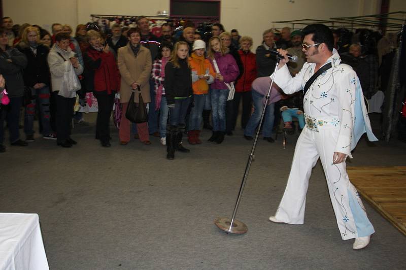 Pavel Pavlevský z Krnova je převtělený Elvis nejen na pódiu, ale i v civilním životě.