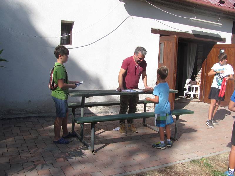 V Úvalně se tento týden hraje hra Logic Adventure, kterou pro místní děti a teenagery zorganizoval starosta Radek Šimek s přáteli. Hráči hledají v obci a okolí skryté nápovědy. Vítěz v sobotu dostane hoverboard.