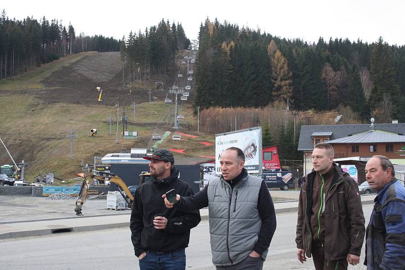 V zimním středisku Myšák v Karlově pod Pradědem jezdila poslední tři sezony dvousedačková lanovka. Letos tu bude mít premiéru čtyřsedačková lanovka s bublinou proti větru.